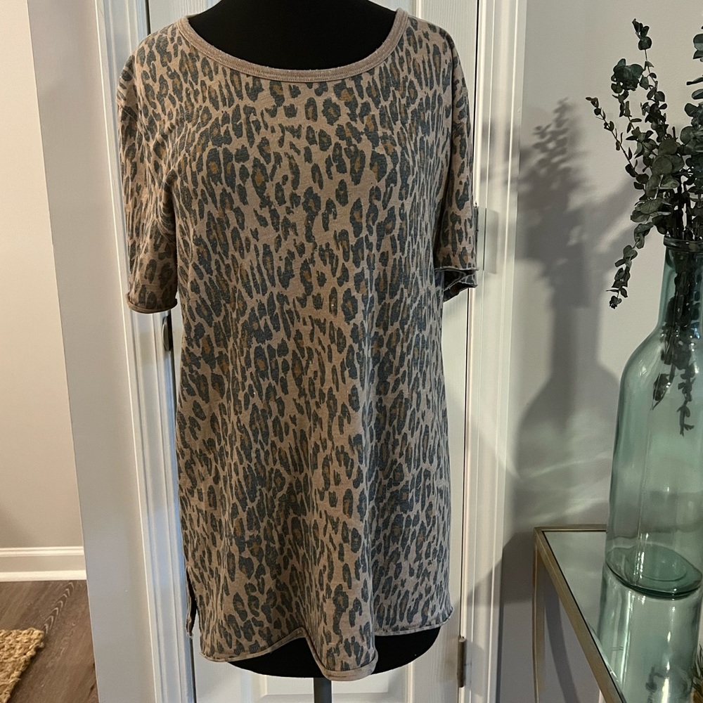 Free people short sleeve leopard print cozy tshirt with side slits size large